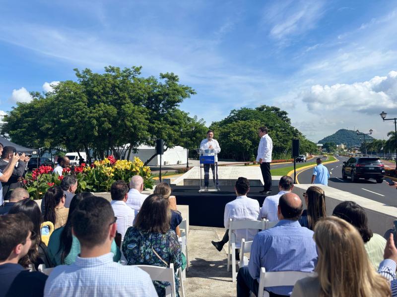 Miranda inaugura en Panamá, junto al Monumento de los Gallegos que construyeron el Canal, un mojón del Camino de Santiago: 'Como ellos unieron dos océanos, el Camino de Santiago une civilizaciones'