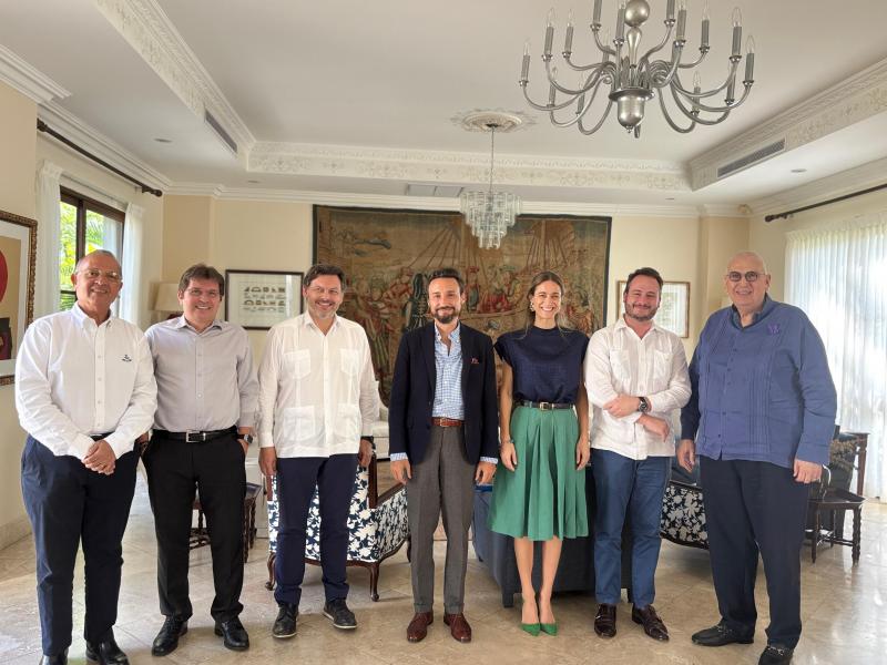Miranda se reúne con el Embajador de España en Panamá: 'Trabajar mano a mano con la Embajada nos permite reforzar el apoyo a los gallegos en Centroamérica' Miranda se reúne con el Embajador de España en Panamá: 'Trabajar mano a mano con la Embajada nos permite reforzar el apoyo a los gallegos en Centroamérica'