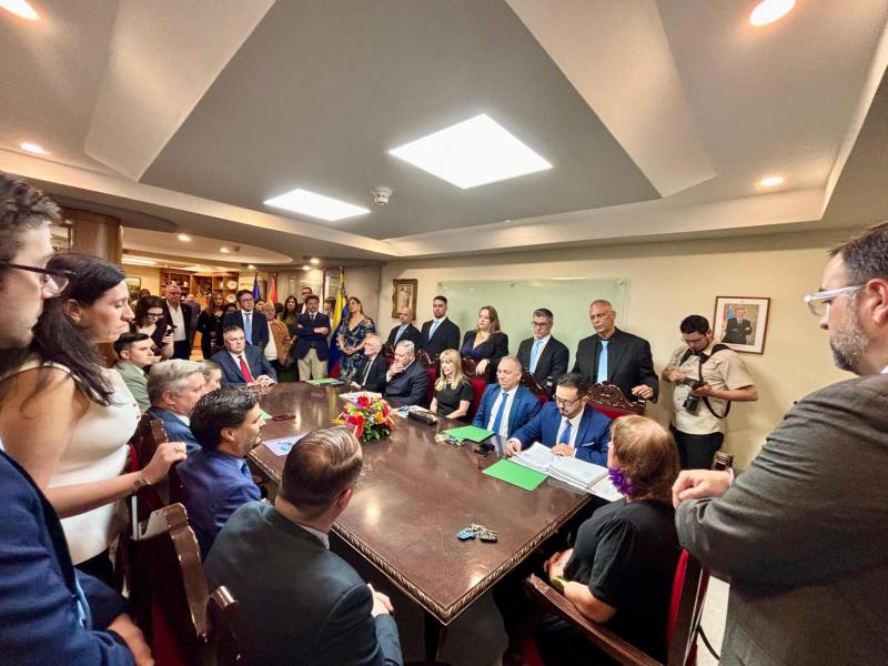 Miranda en la toma de posesión de la nueva directiva de la Hermandad Gallega de Venezuela: “Los nuevos responsables inician una etapa que contará con el respaldo de la Xunta para seguir fortaleciendo a nuestra colectividad en Venezuela”