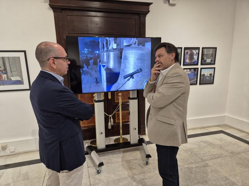 Miranda destaca, durante su visita a la exposición “Suenan campanas. Galicia”, la importancia de divulgar hitos que muestran la fuerza de la colectividad gallega y su compromiso con la cultura y las tradiciones