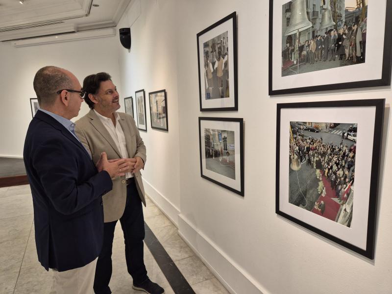 Miranda destaca, durante su visita a la exposición “Suenan campanas. Galicia”, la importancia de divulgar hitos que muestran la fuerza de la colectividad gallega y su compromiso con la cultura y las tradiciones
