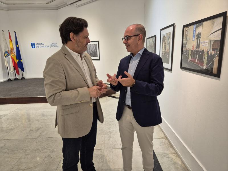 Miranda destaca, durante su visita a la exposición “Suenan campanas. Galicia”, la importancia de divulgar hitos que muestran la fuerza de la colectividad gallega y su compromiso con la cultura y las tradiciones