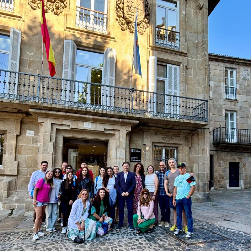 Miranda a los participantes de Escuelas Abiertas en su visita a la SXE: “Es fundamental que conozcáis de cerca la labor que hacemos para mantener vivos los lazos entre Galicia y los gallegos del exterior”