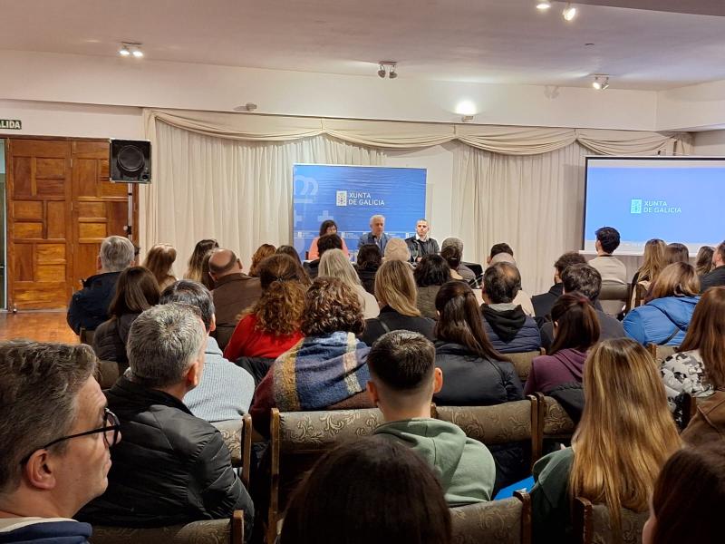 O Delegado da Xunta en Bos Aires informa aos participantes do programa 'Conecta con Galicia no Camiño' nunha reunión na capital arxentina antes da súa chegada este sábado a Galicia