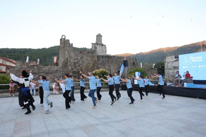 Miranda: “La cultura gallega sobrevive en cualquier lugar del mundo gracias al compromiso de los centros gallegos del exterior” Miranda: “La cultura gallega sobrevive en cualquier lugar del mundo gracias al compromiso de los centros gallegos del exterior”