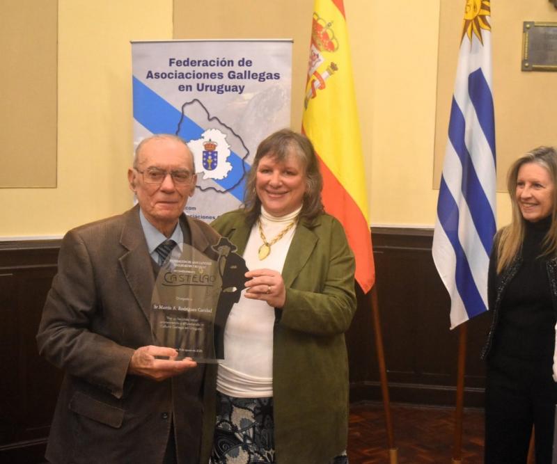La delegada de la Xunta en Uruguay destaca los valores de tradición y comunidad de Martín Rodríguez Caridad al recibir el Premio Castelao 2025 La delegada de la Xunta en Uruguay destaca los valores de tradición y comunidad de Martín Rodríguez Caridad al recibir el Premio Castelao 2025