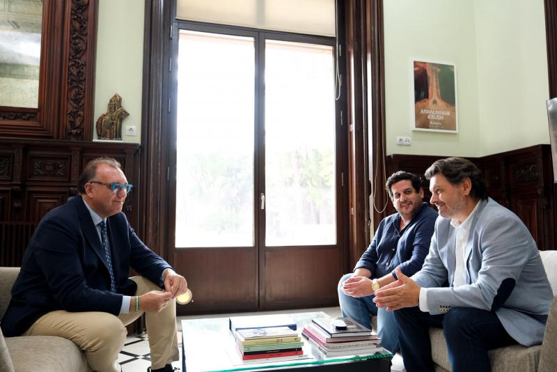 Miranda mantén en Sevilla un encontro co Consejero de Turismo e Andalucía Exterior da Junta de Andalucía e o director xeral de Andalucía Global para reforzar a cooperación institucional en materia de emigración e retorno