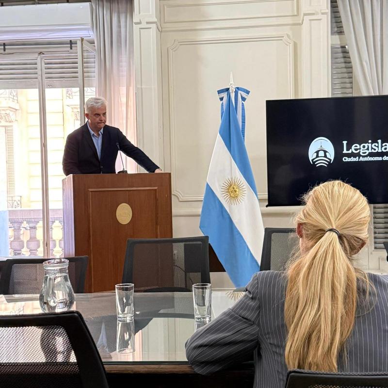 El delegado de la Xunta en Buenos Aires participa en la Comisión de Cultura de la Legislatura en el proyecto para declarar a Luz Casal “Huésped de Honor”.
