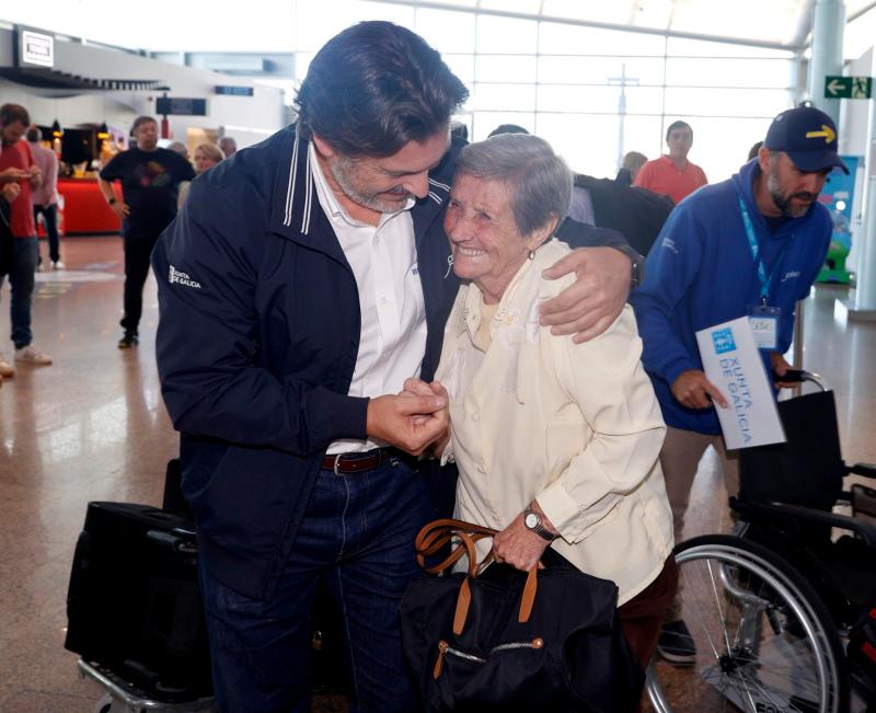 Miranda da la bienvenida en Vigo a los mayores del exterior que participan en el programa 'Reencuentros con Galicia', un retorno lleno de emociones y recuerdos