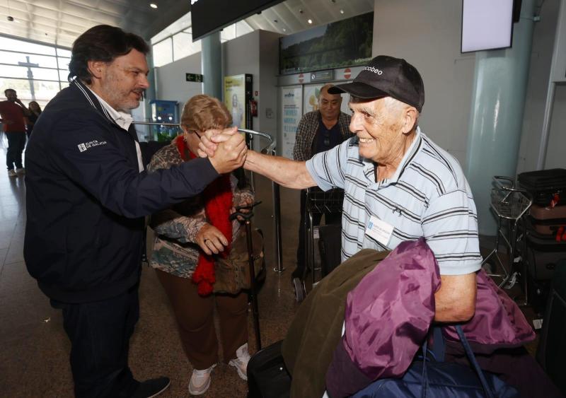 Miranda da la bienvenida en Vigo a los mayores del exterior que participan en el programa 'Reencuentros con Galicia', un retorno lleno de emociones y recuerdos