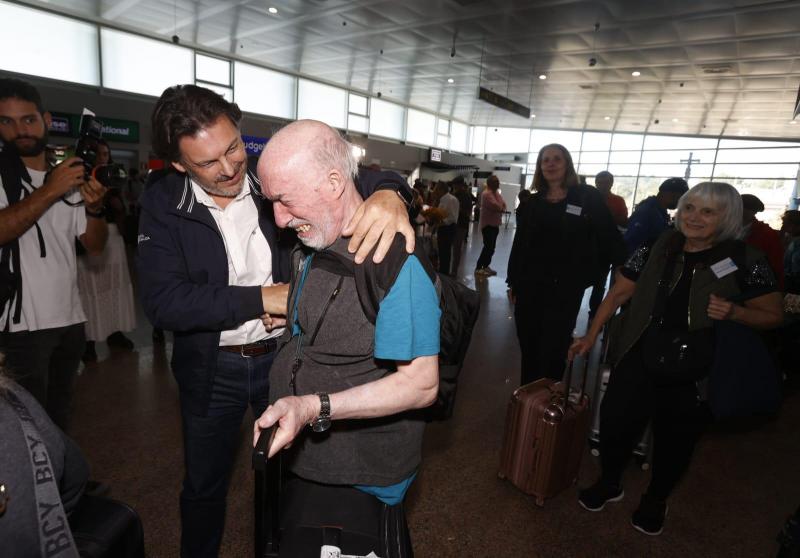 Miranda da la bienvenida en Vigo a los mayores del exterior que participan en el programa 'Reencuentros con Galicia', un retorno lleno de emociones y recuerdos
