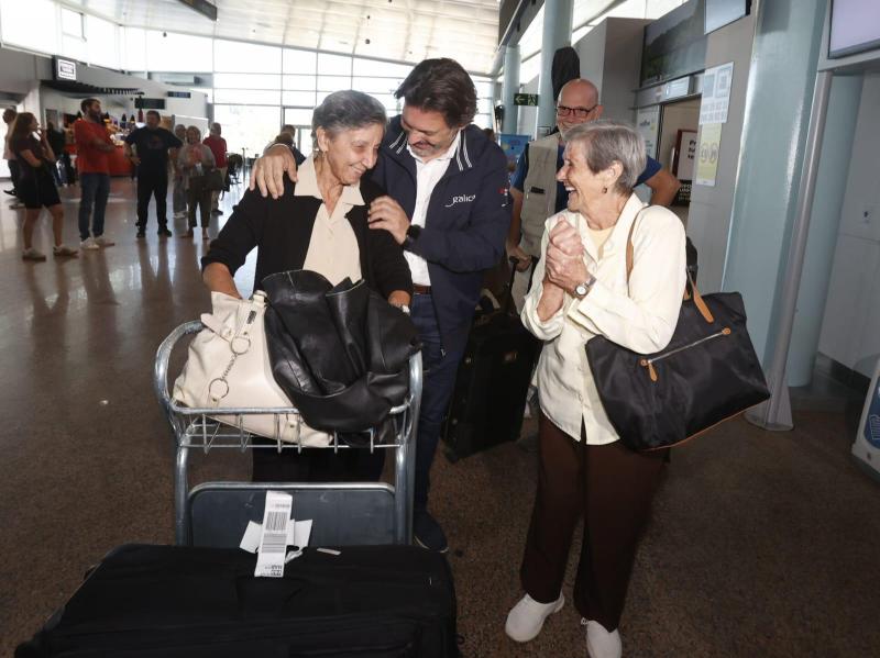 Miranda da la bienvenida en Vigo a los mayores del exterior que participan en el programa 'Reencuentros con Galicia', un retorno lleno de emociones y recuerdos