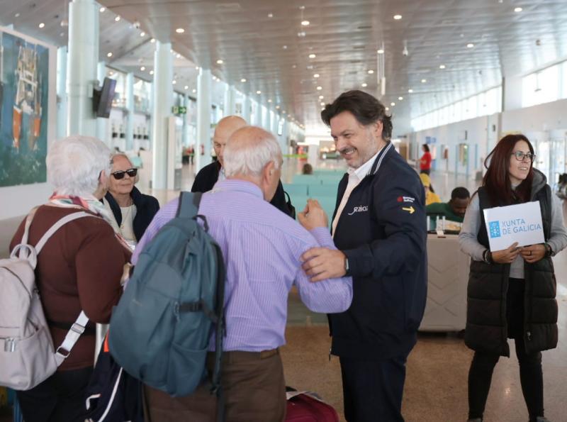 Miranda da la bienvenida en Vigo a los mayores del exterior que participan en el programa 'Reencuentros con Galicia', un retorno lleno de emociones y recuerdos