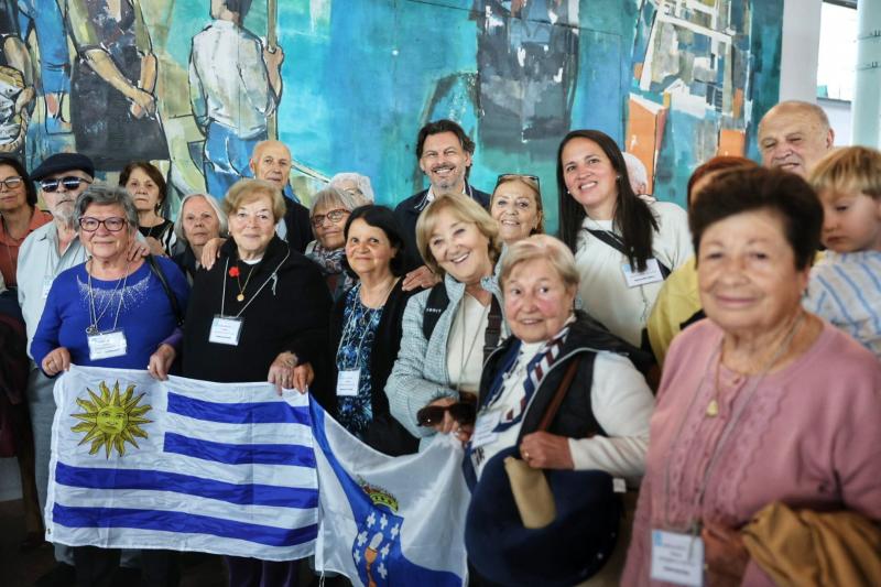 Miranda da la bienvenida en Vigo a los mayores del exterior que participan en el programa 'Reencuentros con Galicia', un retorno lleno de emociones y recuerdos