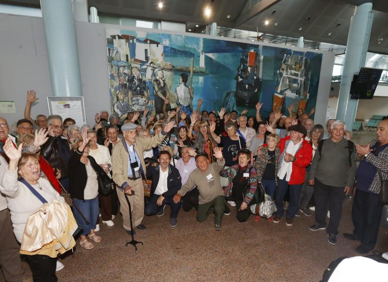Miranda da la bienvenida en Vigo a los mayores del exterior que participan en el programa 'Reencuentros con Galicia', un retorno lleno de emociones y recuerdos