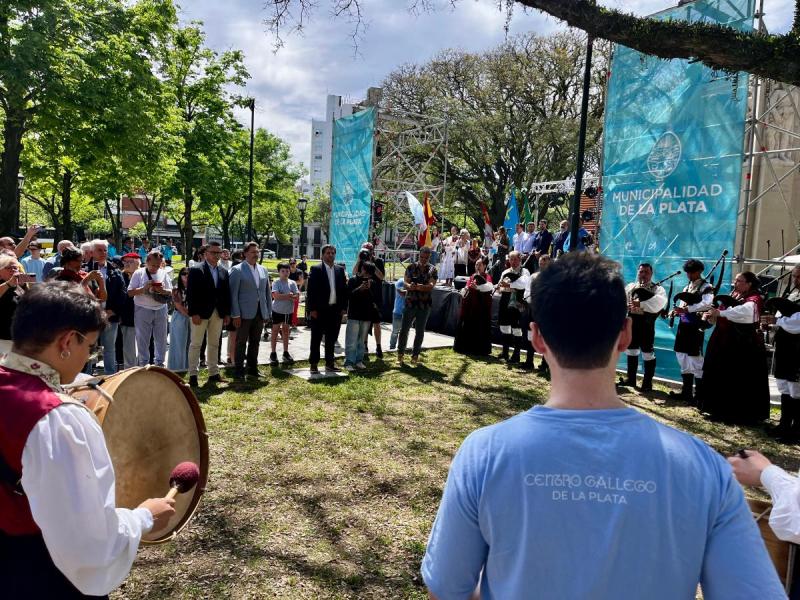 A Xunta reivindica o papel do Centro Gallego de la Plata e consolidará os lazos coa emigración galega nesta cidade cunha mouteira do Camiño de Santiago.