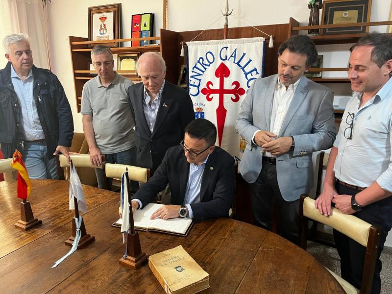 A Xunta reivindica o papel do Centro Gallego de la Plata e consolidará os lazos coa emigración galega nesta cidade cunha mouteira do Camiño de Santiago.