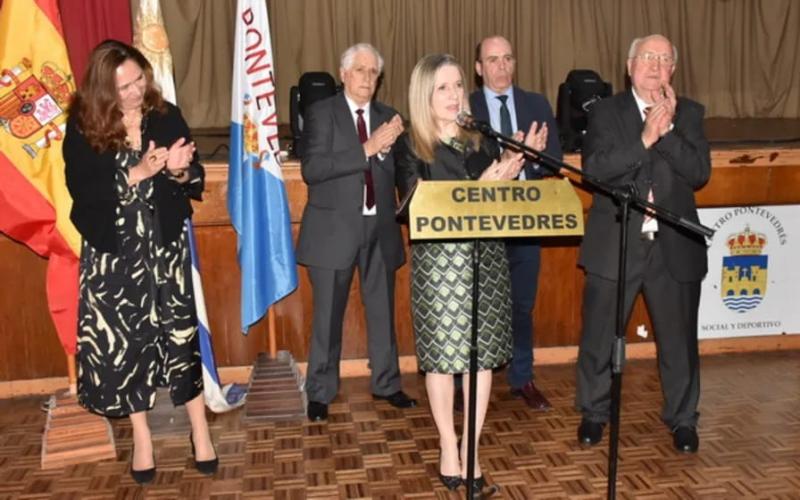 A delegada da Xunta no Uruguai recoñece o labor do Centro Pontevedrés na preservación da cultura galega durante a celebración do seu 67.º aniversario