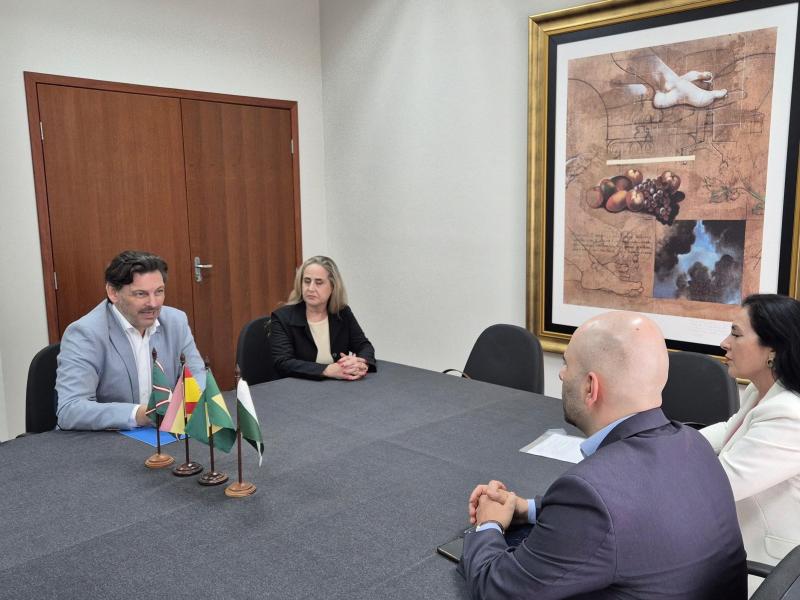 Miranda tras manter un encontro de traballo con responsables da Alcaldía de Curitiba: “Fortalecer os lazos institucionais con Brasil é tamén apoiar a nosa colectividade galega no exterior”