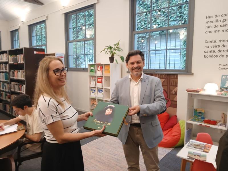 Miranda pon en valor o papel de Rosalía de Castro como símbolo da conexión entre Galicia e o mundo trala súa visita a Biblioteca do Instituto Cervantes de Curitiba