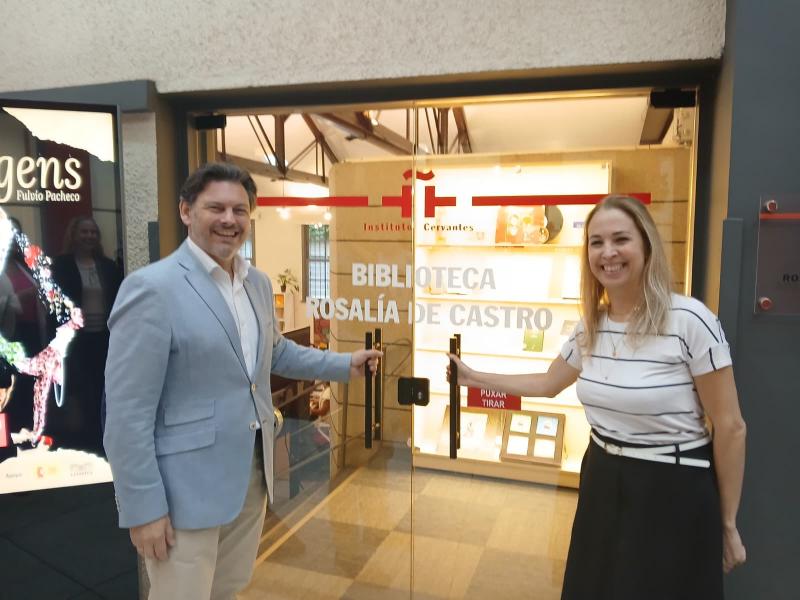Miranda pone en valor el papel de Rosalía de Castro como símbolo de la conexión entre Galicia y el mundo tras su visita a la Biblioteca del Instituto Cervantes de Curitiba