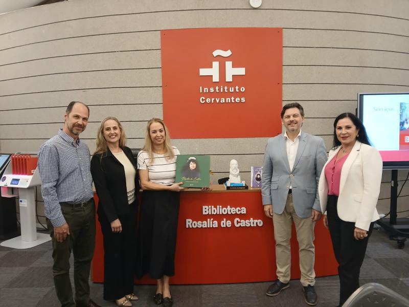 Miranda pone en valor el papel de Rosalía de Castro como símbolo de la conexión entre Galicia y el mundo tras su visita a la Biblioteca del Instituto Cervantes de Curitiba