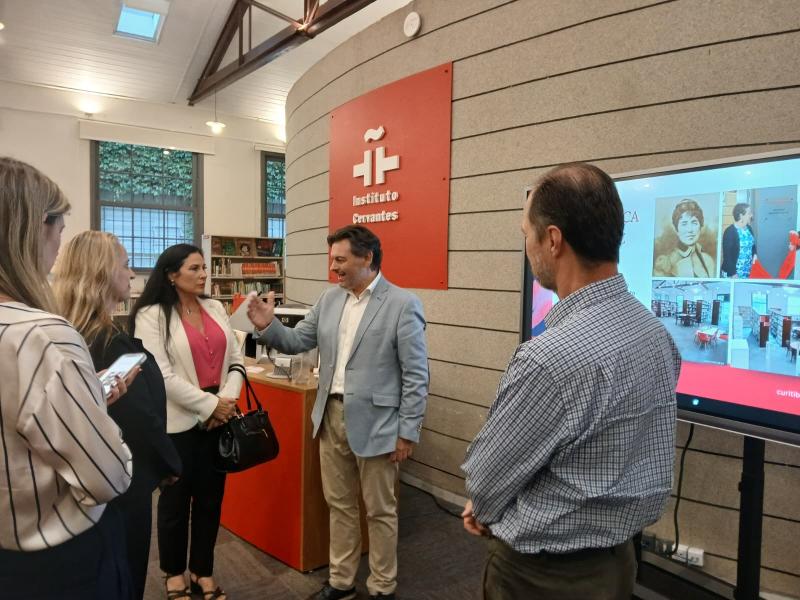 Miranda pone en valor el papel de Rosalía de Castro como símbolo de la conexión entre Galicia y el mundo tras su visita a la Biblioteca del Instituto Cervantes de Curitiba