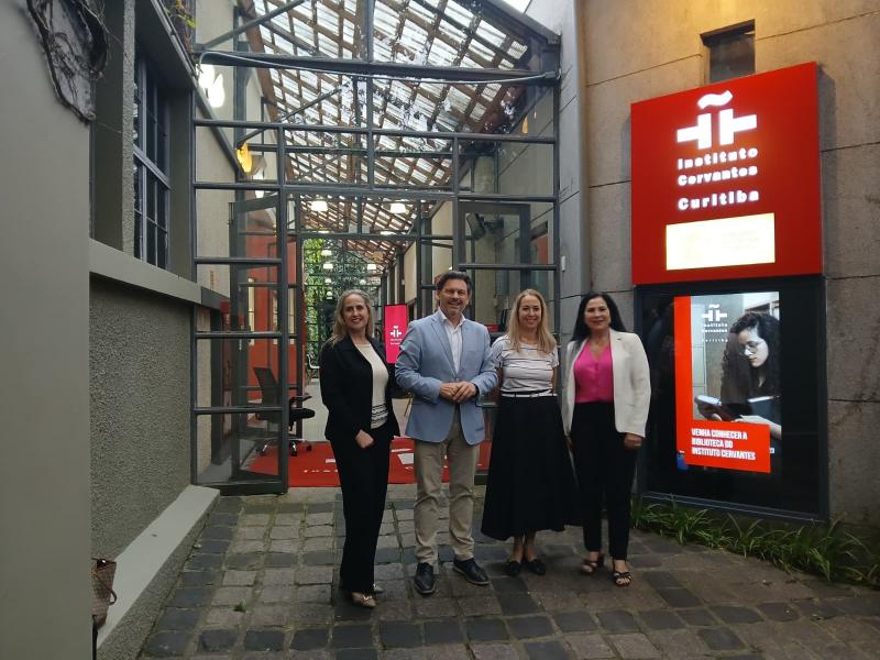 Miranda pone en valor el papel de Rosalía de Castro como símbolo de la conexión entre Galicia y el mundo tras su visita a la Biblioteca del Instituto Cervantes de Curitiba