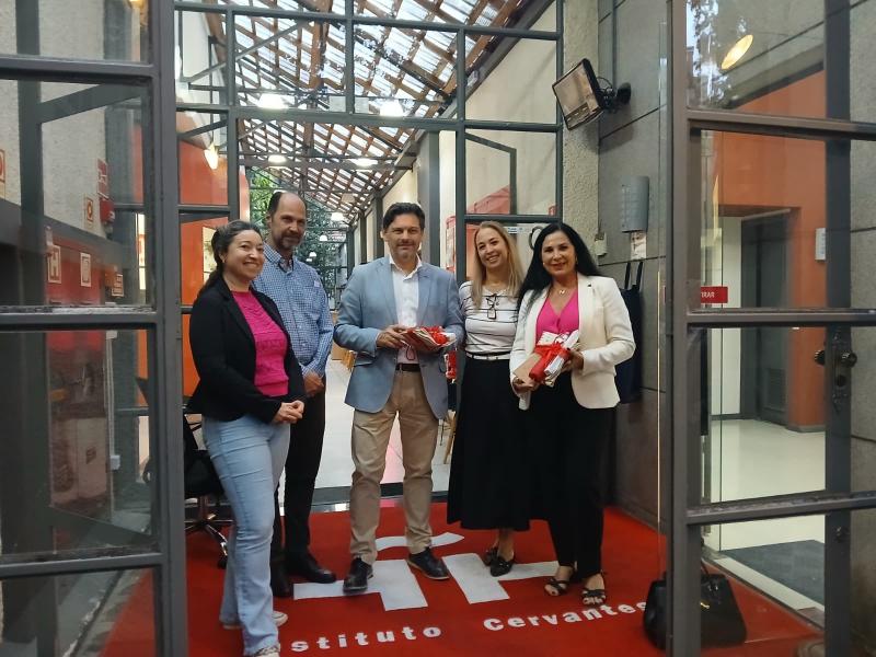 Miranda pone en valor el papel de Rosalía de Castro como símbolo de la conexión entre Galicia y el mundo tras su visita a la Biblioteca del Instituto Cervantes de Curitiba