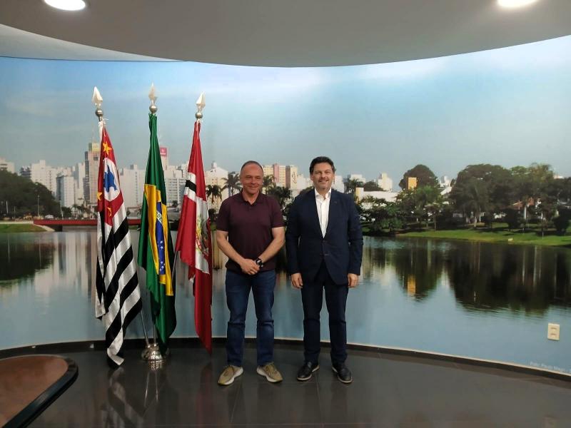 Miranda: “A colaboración coas autoridades locais é clave para fortalecer os vínculos da colectividade galega”.