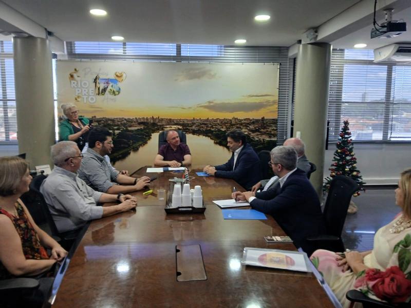 Miranda: “A colaboración coas autoridades locais é clave para fortalecer os vínculos da colectividade galega”.