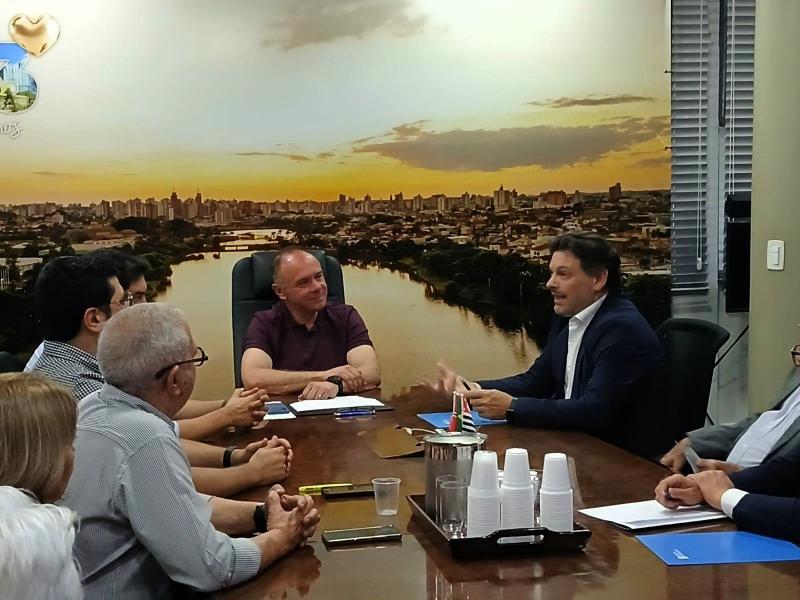 Miranda: “A colaboración coas autoridades locais é clave para fortalecer os vínculos da colectividade galega”.