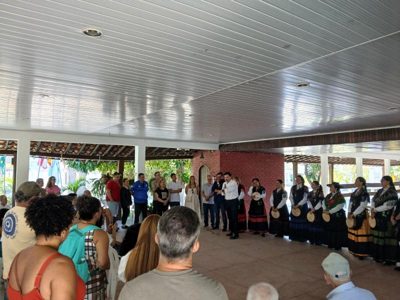 Miranda destaca en Salvador de Bahía o papel do Centro Recreativo União do Río Tea: “Son un exemplo de como a colectividade galega mantén viva a súa cultura a milleiros de quilómetros de Galicia”.