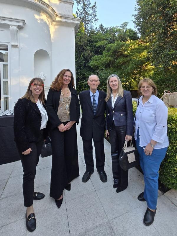 A delegada da Xunta en Uruguai destaca o labor social e cultural da colectividade galega no país durante a entrega do Premio Colón 2025