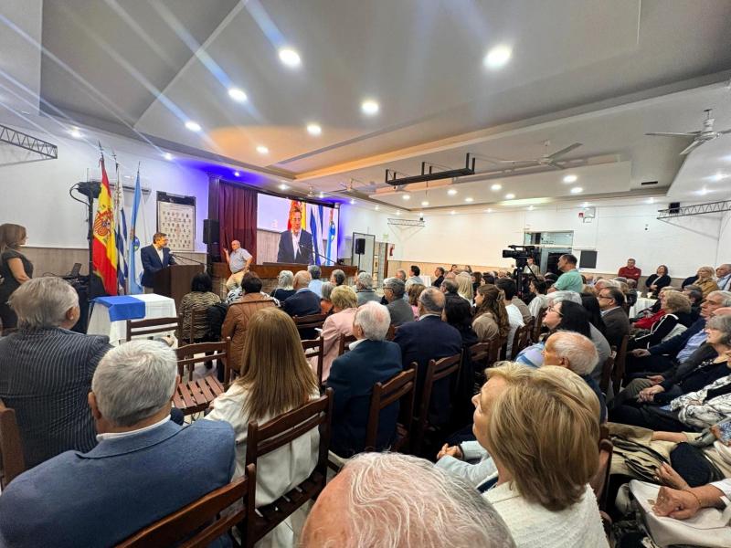 Miranda: “Estes diplomas simbolizan a unión entre quen mantén viva Galicia no exterior e quen hoxe continúa o seu legado”.