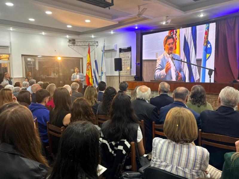 Miranda: “Estos diplomas simbolizan la unión entre quienes mantienen viva Galicia en el exterior y quienes hoy continúan su legado”.