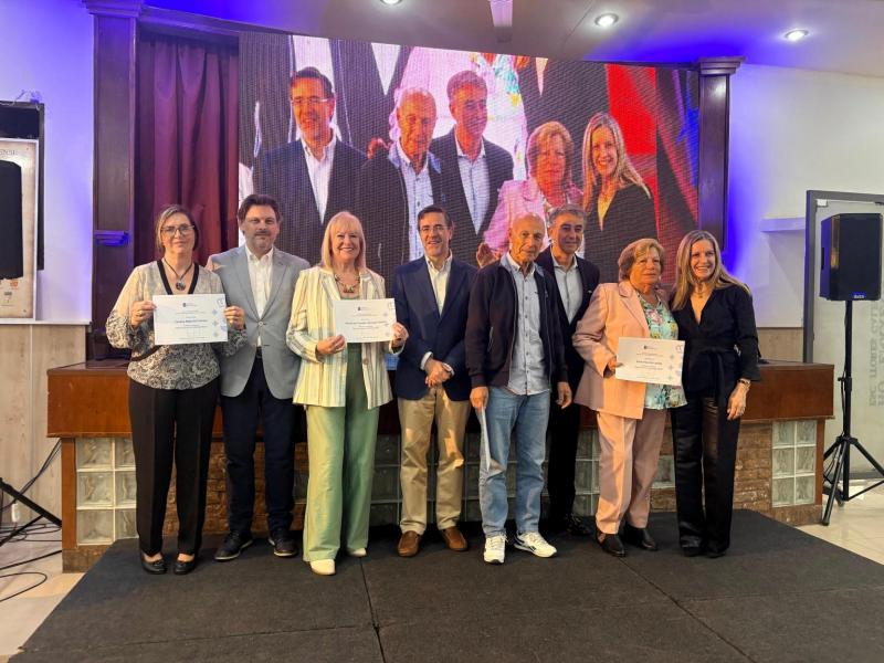 Miranda: “Estos diplomas simbolizan la unión entre quienes mantienen viva Galicia en el exterior y quienes hoy continúan su legado”.