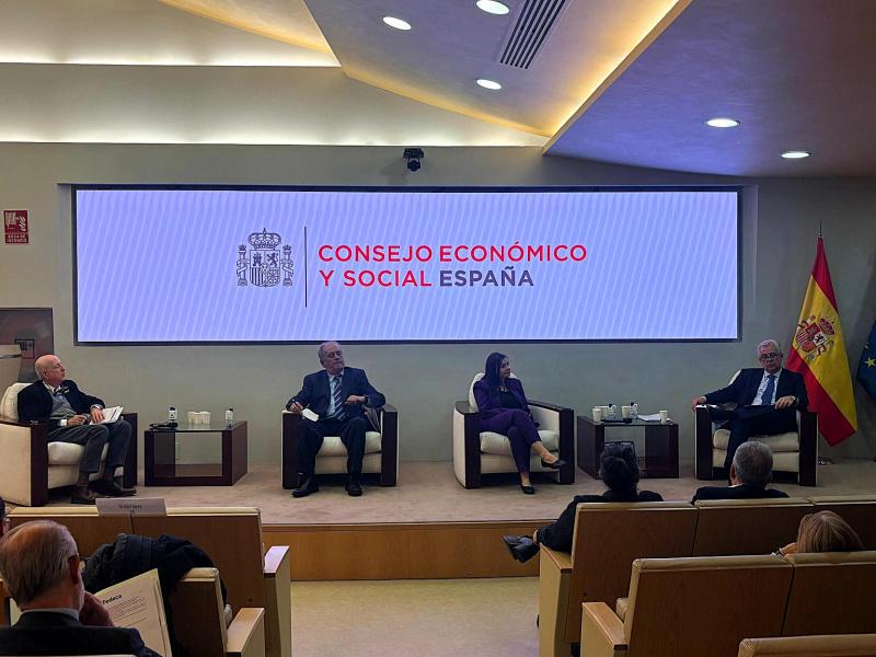 A Xunta reclama en Madrid máis coordinación e recursos do Estado para mellorar a atención á cidadanía española no exterior.