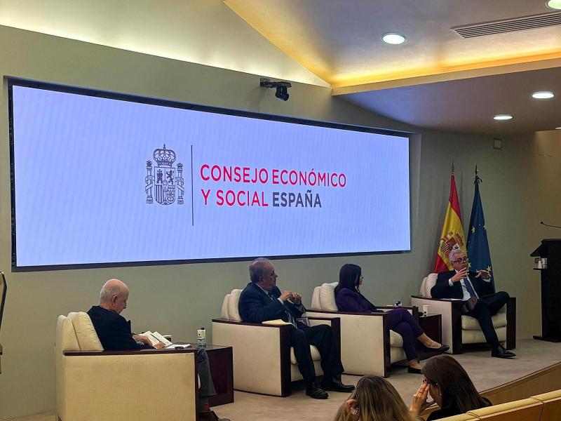 A Xunta reclama en Madrid máis coordinación e recursos do Estado para mellorar a atención á cidadanía española no exterior.