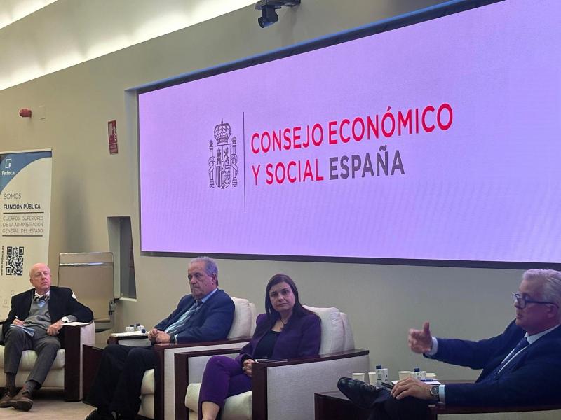 A Xunta reclama en Madrid máis coordinación e recursos do Estado para mellorar a atención á cidadanía española no exterior.