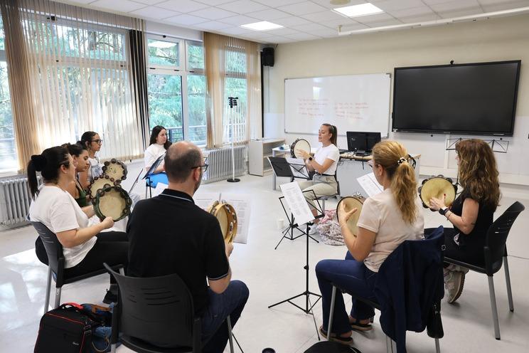 A Xunta lanza a nova convocatoria de Escolas Abertas para impulsar a formación especializada de 80 docentes das entidades galegas que no exterior atenden a máis de 5.000 persoas A Xunta lanza a nova convocatoria de Escolas Abertas para impulsar a formación especializada de 80 docentes das entidades galegas que no exterior atenden a máis de 5.000 persoas