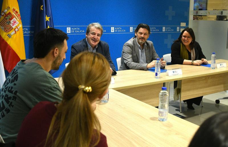 A Xunta lembra nun encontro con bolseiros BEME que está La Xunta recuerda en un encuentro con becarios BEME que está abierta la convocatoria de este año con la que alcanzará a los 2.000 jóvenes retornadosa convocatoria deste ano coa que acadará os 2.000 mozos e mozas retornados