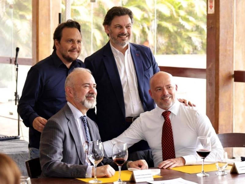 Miranda refuerza la conexión con la comunidad gallega en el exterior en un encuentro con empresarios asentados en Brasil.