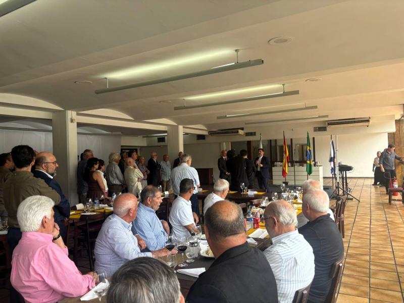 Miranda refuerza la conexión con la comunidad gallega en el exterior en un encuentro con empresarios asentados en Brasil.