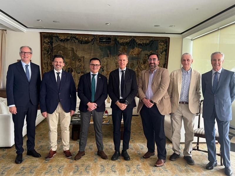 José González inicia a axenda da súa primeira viaxe institucional a Venezuela cun encontro de traballo co embaixador de España no país