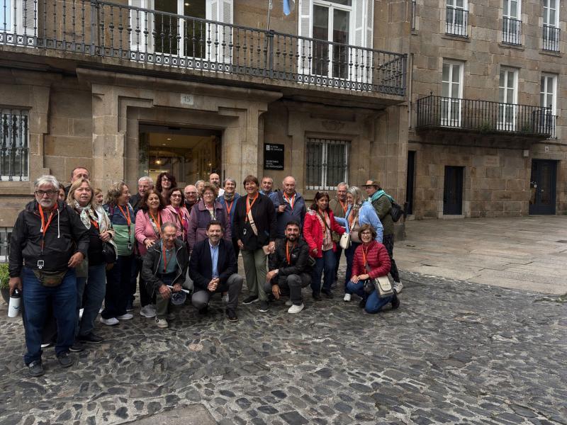 Un grupo de 26 personas de Argentina regresa a las raíces gallegas con una emotiva visita a Santiago de Compostela