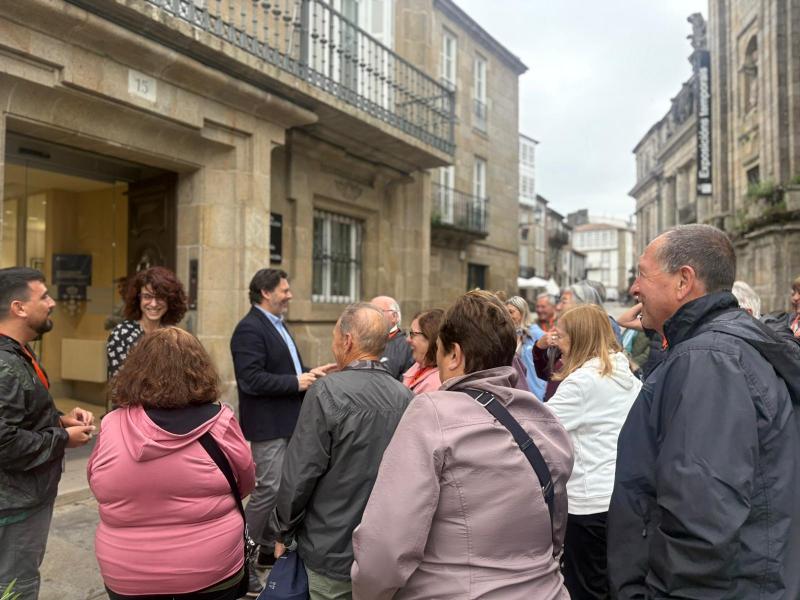Un grupo de 26 personas de Argentina regresa a las raíces gallegas con una emotiva visita a Santiago de Compostela