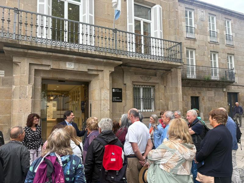 Un grupo de 26 personas de Argentina regresa a las raíces gallegas con una emotiva visita a Santiago de Compostela