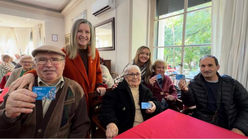 Fabiola García reúnese coa comunidade galega no Uruguai e agradece o seu esforzo por manter vivos os vínculos con Galicia