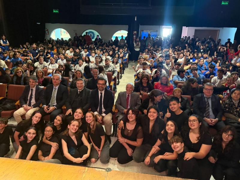 Diego Calvo celebra o Día das Letras Galegas co alumnado do Instituto Galego-Hispano-Arxentino Santiago Apóstol de Bos Aires Diego Calvo celebra o Día das Letras Galegas co alumnado do Instituto Galego-Hispano-Arxentino Santiago Apóstol de Bos Aires